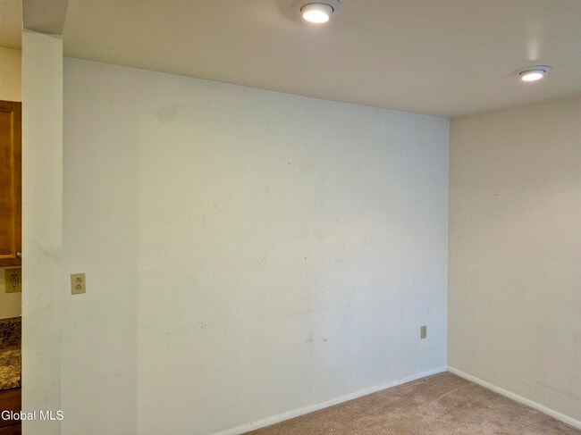 Building Photo - 524 Maple Ave