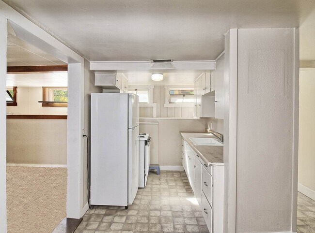 Building Photo - 825 N 7th St