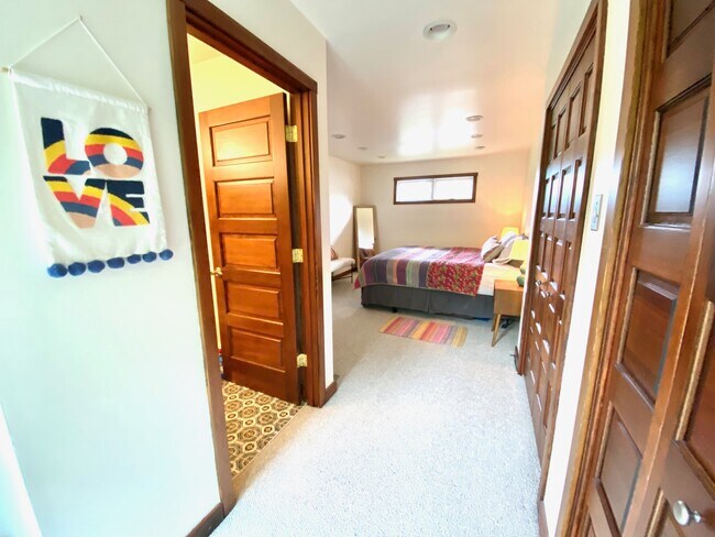 Building Photo - 1231 Hillcrest Dr