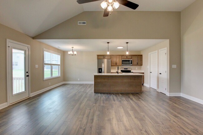 Building Photo - Stunning Like-New Home with Open Floor Pla...