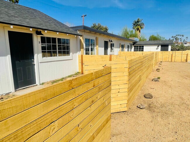 Building Photo - 2 bedroom townhome newly renovated ready f...
