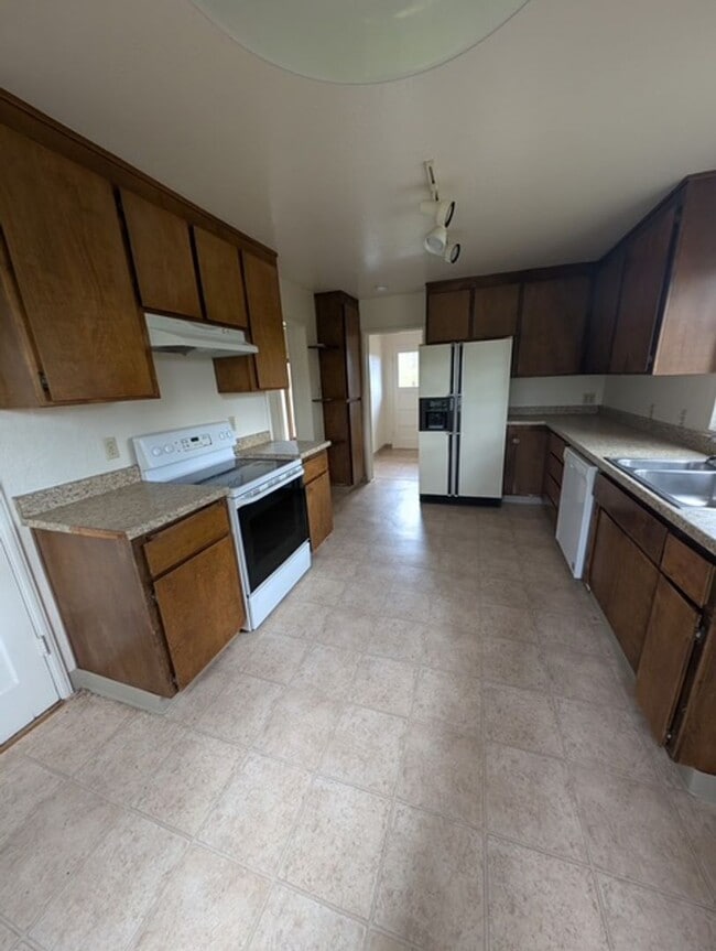 Building Photo - Single story country home with breathtaking views!