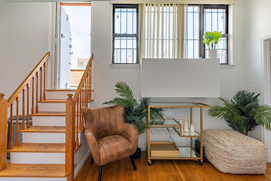 Building Photo - 735 10th Ave