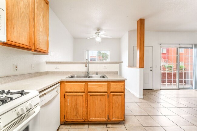 Building Photo - 3 Bedroom Condo with an Open Floor Plan!