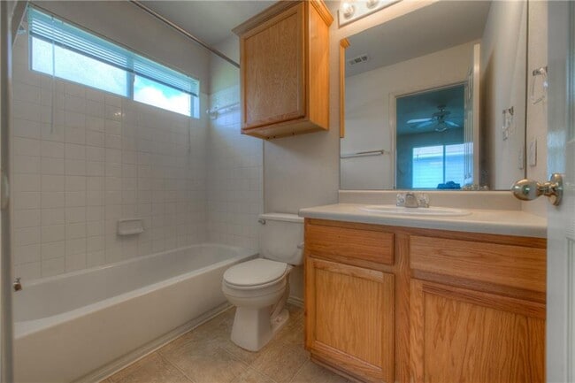 Building Photo - 411 Haupt