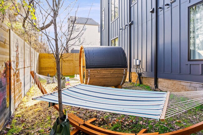 Building Photo - 554 Rosedale Ave