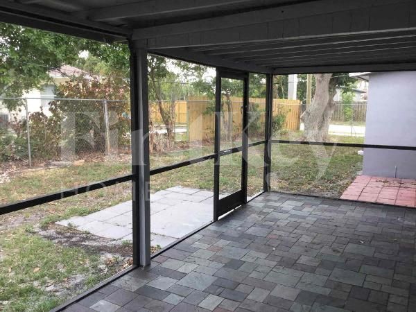 Building Photo - 2530 NE 9th Ave