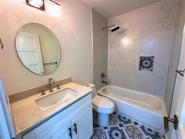 Building Photo - 8603 Putnam Dr