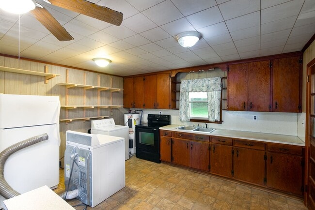 Building Photo - Great 2 Bedroom House in Dillsboro near the River $1400 available June 5th for year-long lease