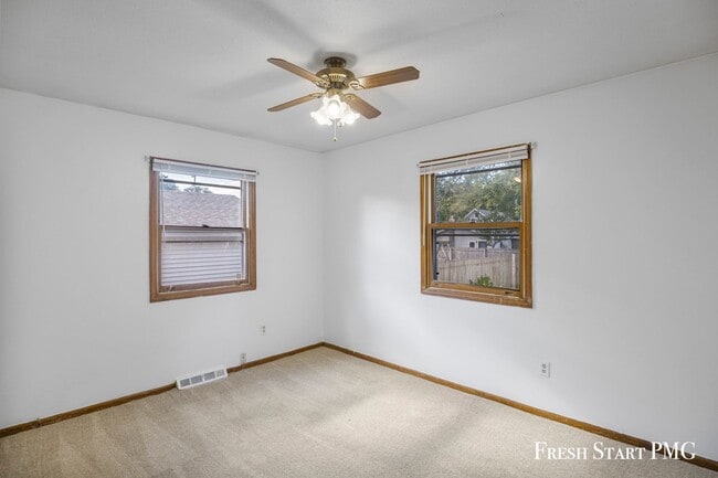 Building Photo - Bright & Spacious Family Home with Garage
