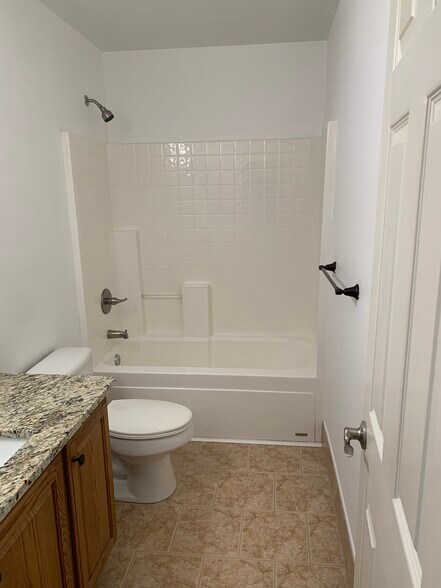 hall bath - 5506 Phillipsburg Dr
