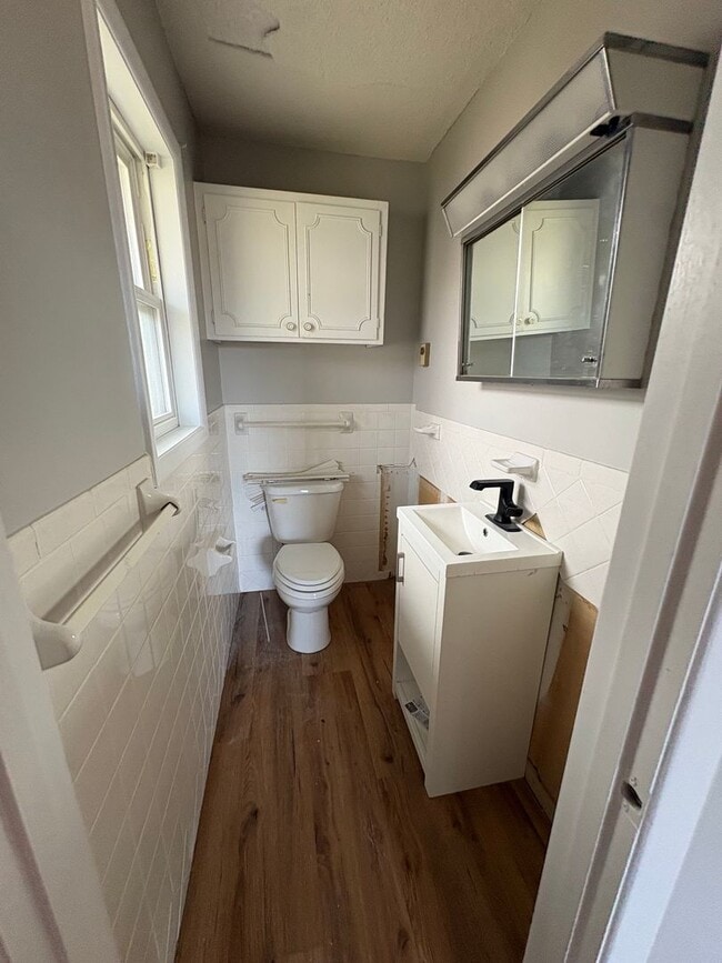 Building Photo - 1303 E Division St