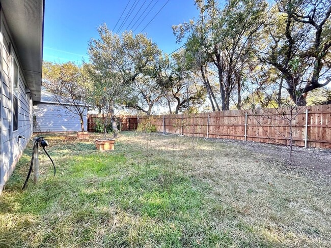 Building Photo - Charming 4/BR 2/BA Home with 2-Car Garage and Private Fenced Backyard