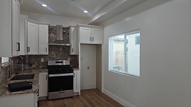 Building Photo - 947 W Magnolia St