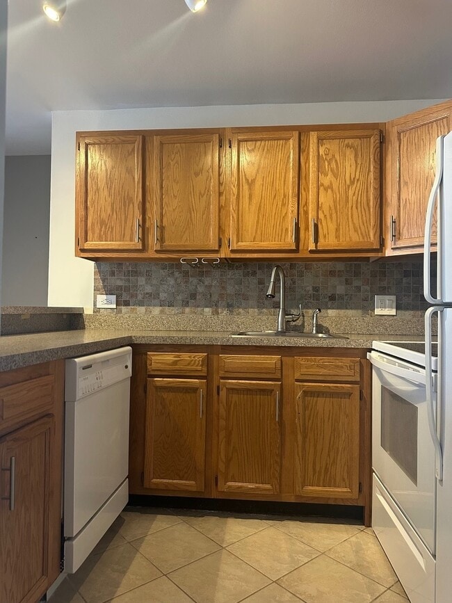 Building Photo - 5830 Oakwood Dr