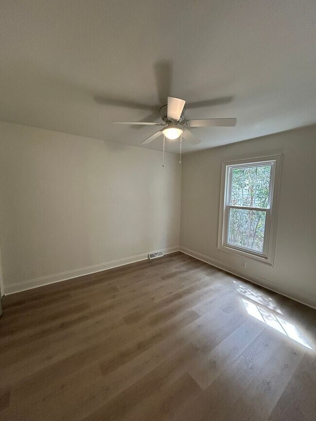 Building Photo - Beautifully Remodeled 4/2