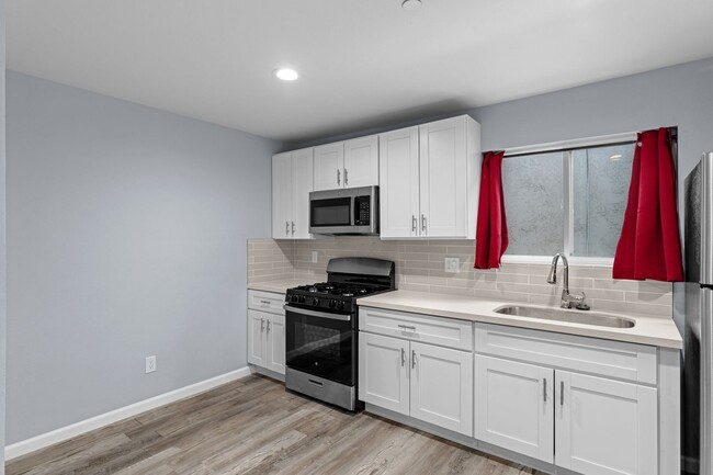 Building Photo - Stunning Remodeled 3-Bed, 3.5-Bath Home with Two Kitchens & Expansive Private Driveway in La Mesa!