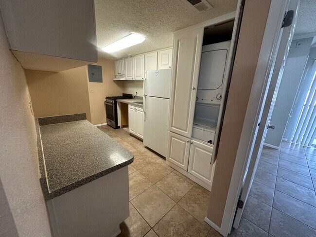 Building Photo - ONE MONTH FREE - 2br - 1000ft2 - Affordabl...
