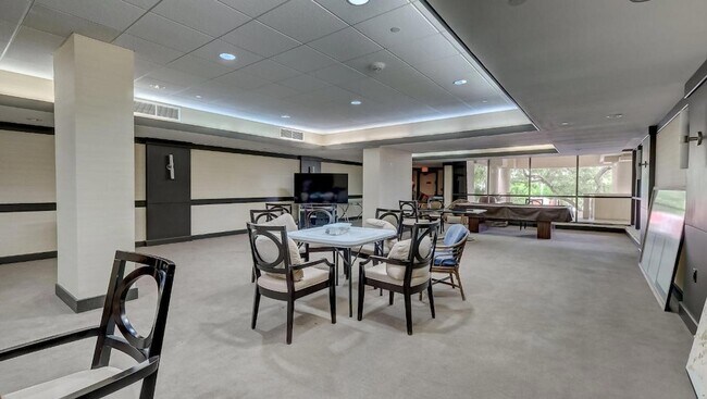 Building Photo - 2555 Collins Ave