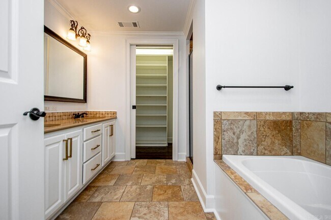 Building Photo - 601 Chenal Woods Dr