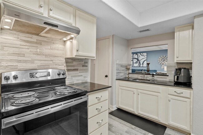 Building Photo - 2938 Camelot Ln