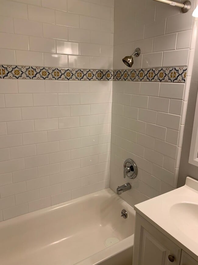 Building Photo - 2 bedroom 1.5 bath condo !