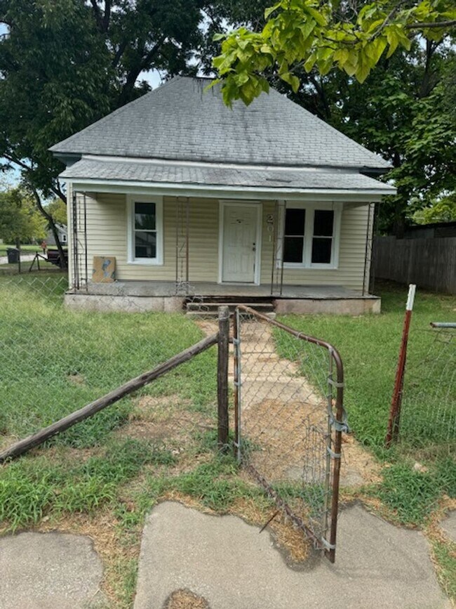 Building Photo - 2 bedroom 1 bath home close to downtown