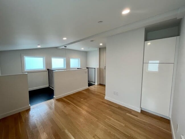 Building Photo - Recently Constructed, Fully Detached, Garden Unit, Utilities Included**Open House**