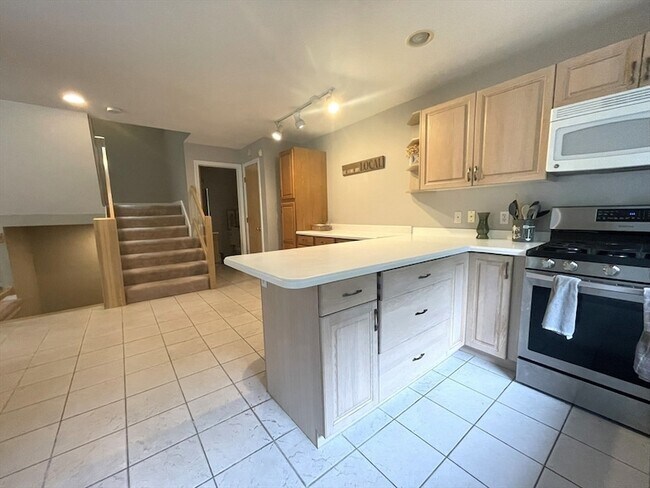 Building Photo - 421 Captain Eames Cir