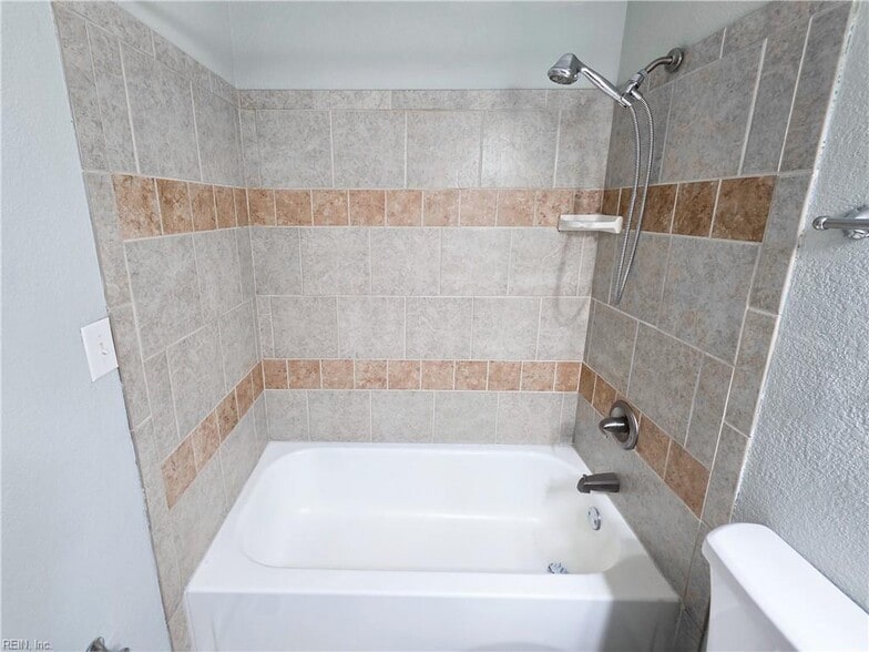 Upstairs Full Hall Bath - 662 Biltmore Dr