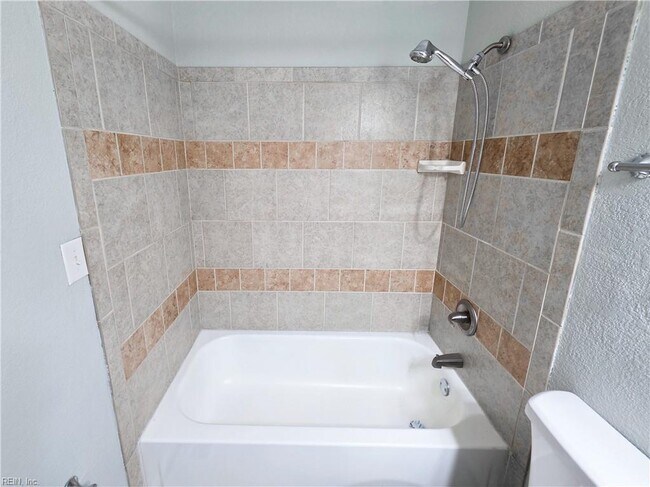 Upstairs Full Hall Bath - 662 Biltmore Dr