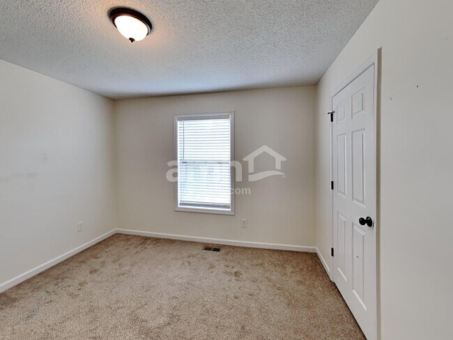Building Photo - 502 Silver Maple Ln
