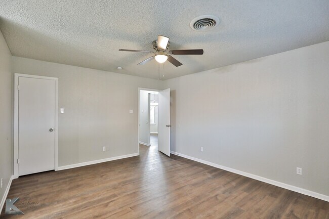Building Photo - 4350 Bluebonnet Ct