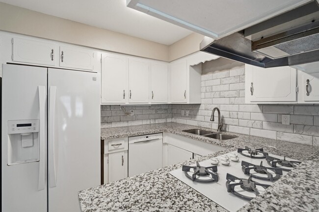 Building Photo - 2119 Williamsburg Ct S