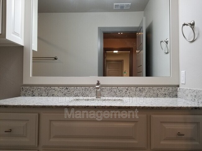 Building Photo - 1433 Kelley Pointe Pkwy