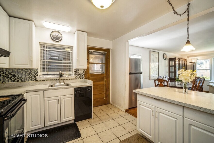 Building Photo - 4914 Louise St