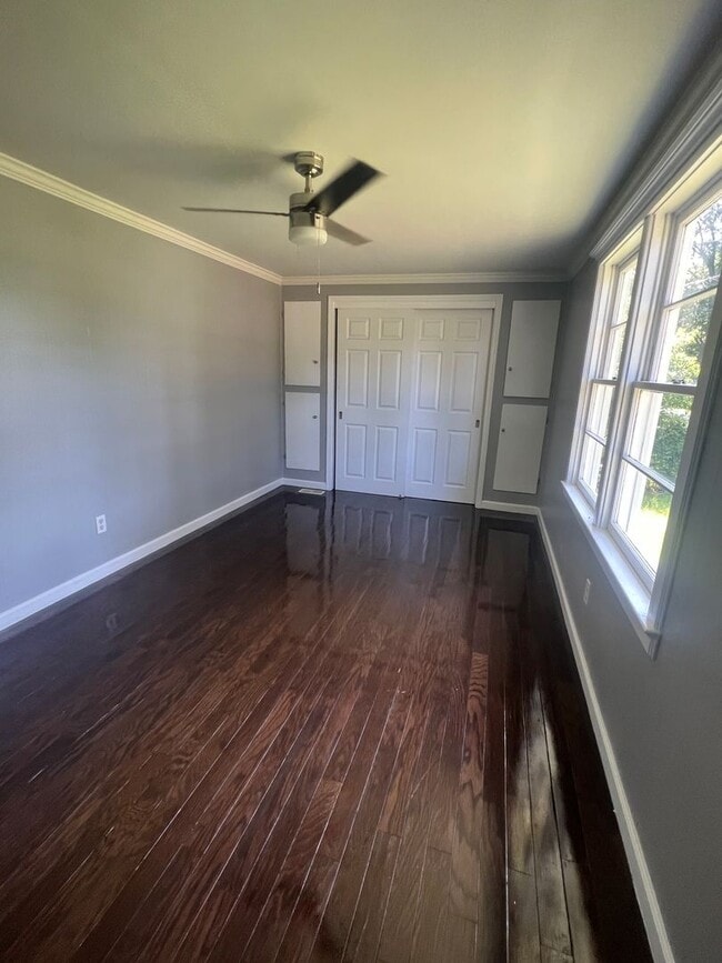 Building Photo - "Lake House Vibes"