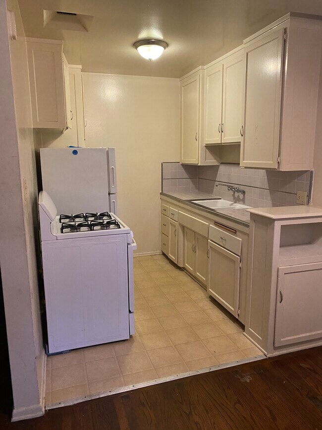 Building Photo - 3208 S Barrington Ave