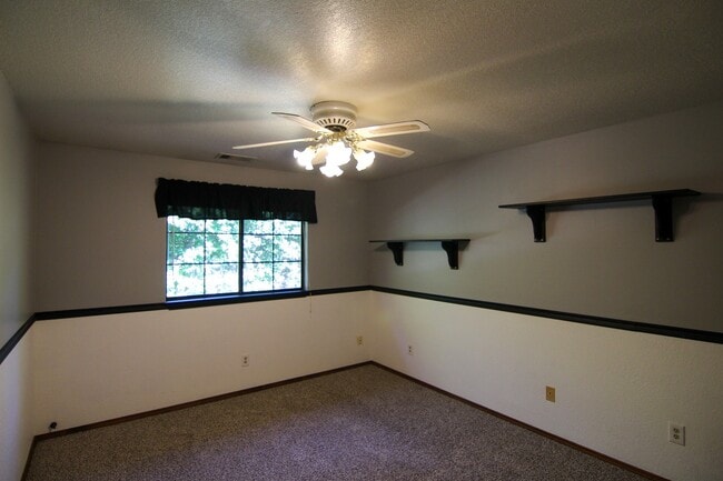Building Photo - Spacious Home Between Redding and Anderson