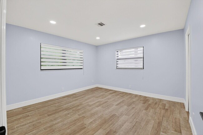 Building Photo - 725 Heron Dr