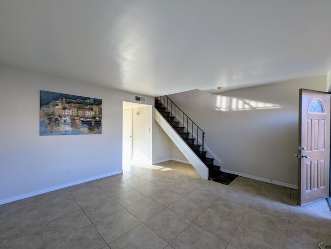 Building Photo - 2233 W Farmdale Ave