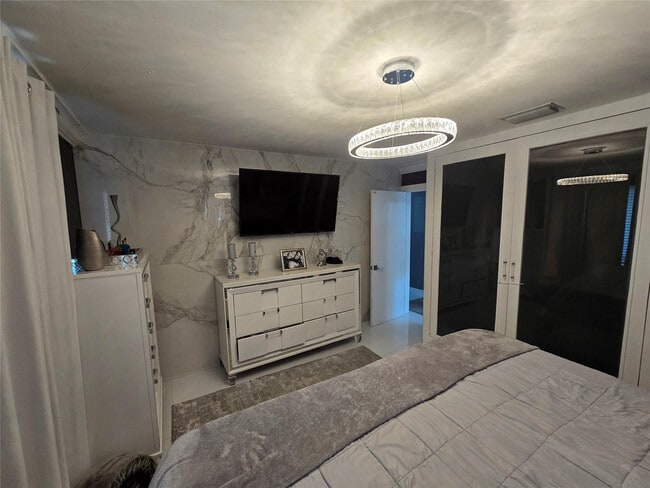 Building Photo - 2340 NE 8th Ave