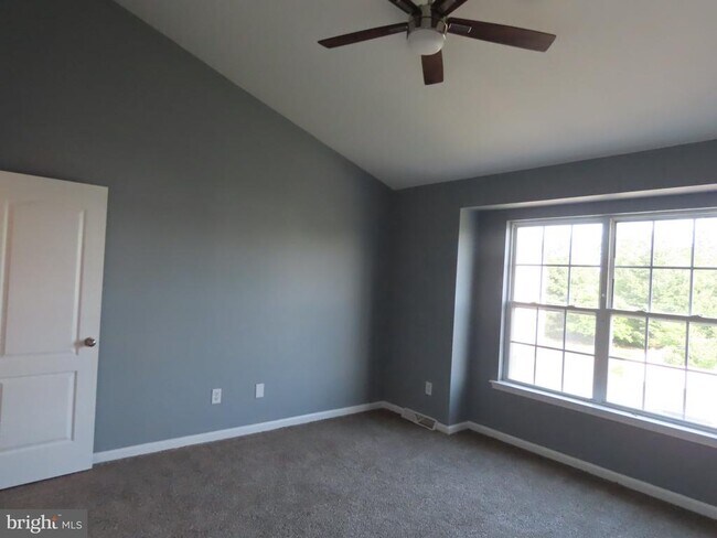 Building Photo - 104 E Sheldrake Cir