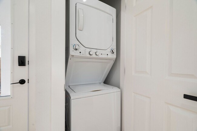 Building Photo - Beautiful New constriction Near Madera Beach