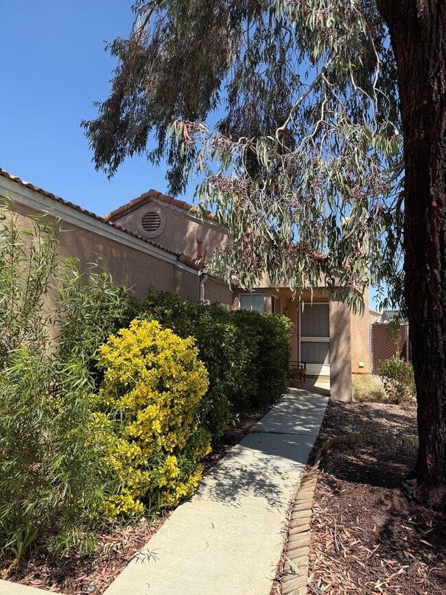 Building Photo - Stylish Single-Story Home with A/C & Firep...