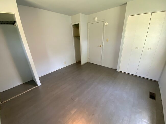 Building Photo - 917 Knollcrest Dr