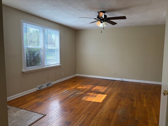 Building Photo - Cute 3 bedroom on McGregor!