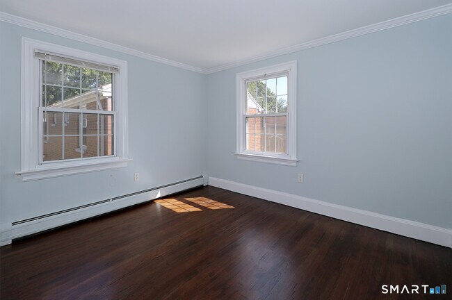 Building Photo - 240 Sunnyridge Ave