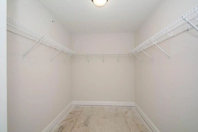 Building Photo - 3 bed 2.5 bath home available 9/1.