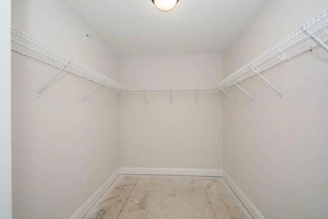 Building Photo - 3 bed 2.5 bath home available